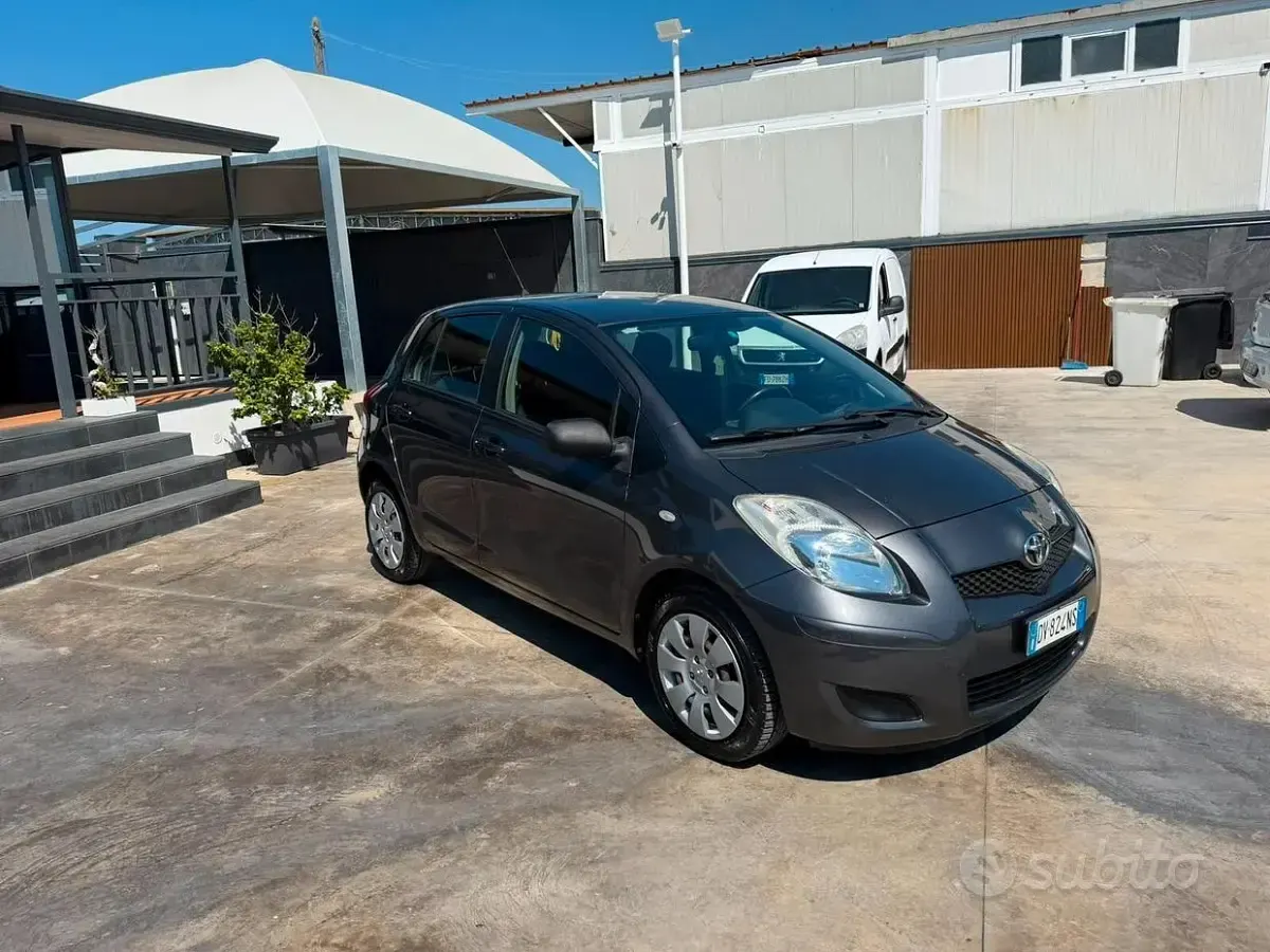 Usata Toyota Yaris Sol 69 CV (50 kW) 2009 Grigio Utilitaria