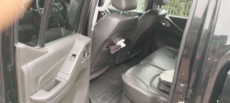 Usata Nissan Navara 190 CV (139 kW) 2010 Nero Pick-up