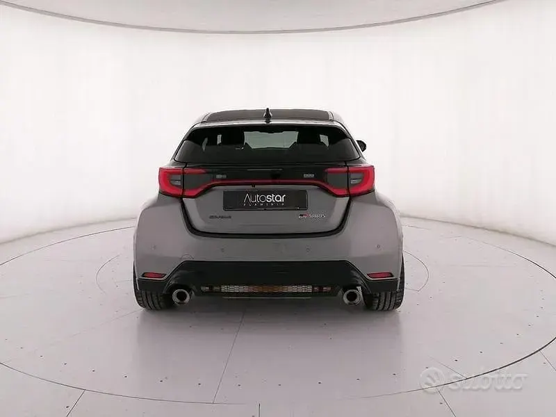 Usata Toyota Yaris 280 CV (205 kW) 2024 Grigio Utilitaria