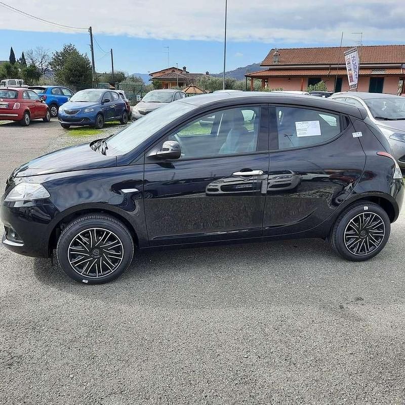 Begagnad Lancia Ypsilon S 69 HK (50 kW) 2024 Svart Halvkombi