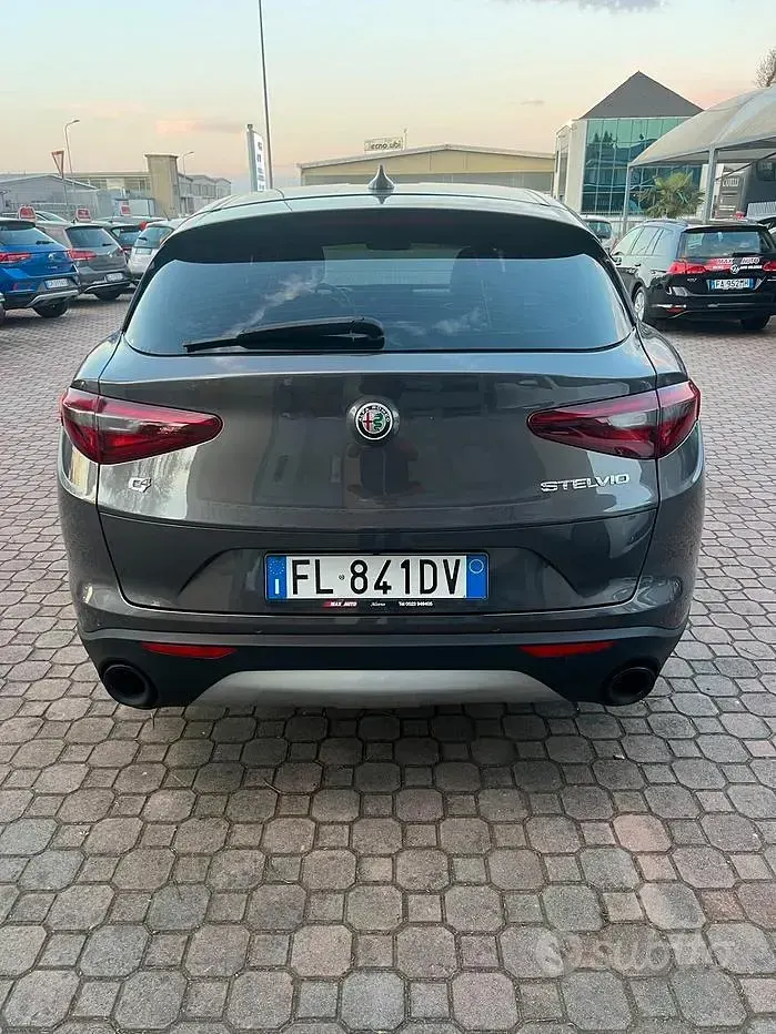 Usata Alfa Romeo Stelvio Executive 210 CV (154 kW) 2017 Grigio SUV