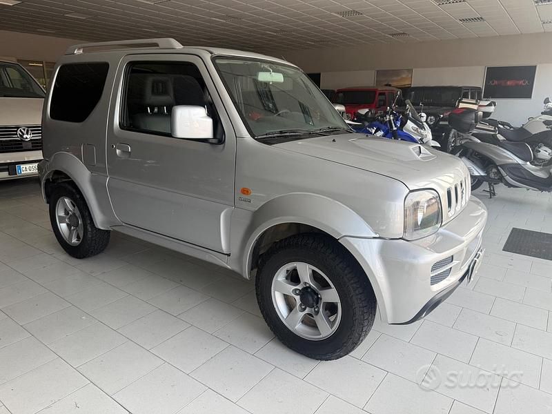 Usata Suzuki Jimny 86 CV (63 kW) 2006 Grigio SUV
