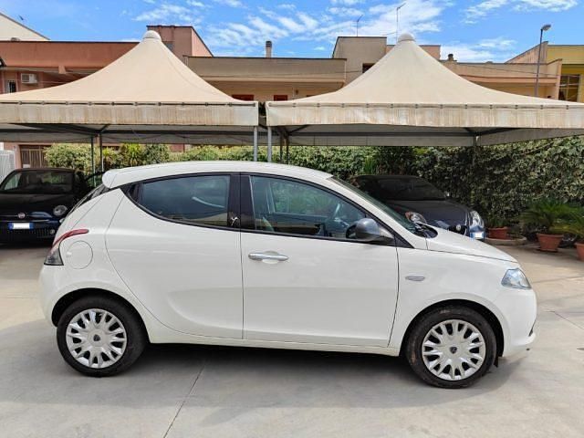 Usata Lancia Ypsilon S 95 CV (69 kW) 2015 Bianco pastello Utilitaria