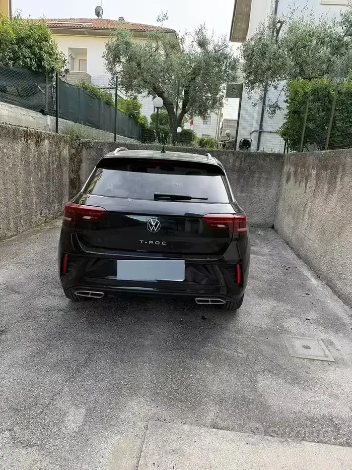 Usata VW T-Roc R-line 116 CV (85 kW) 2024 Nero SUV