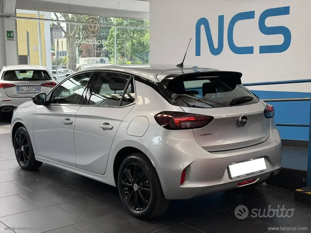 Usata Opel Corsa Elegance 101 CV (74 kW) 2023 Argento Utilitaria