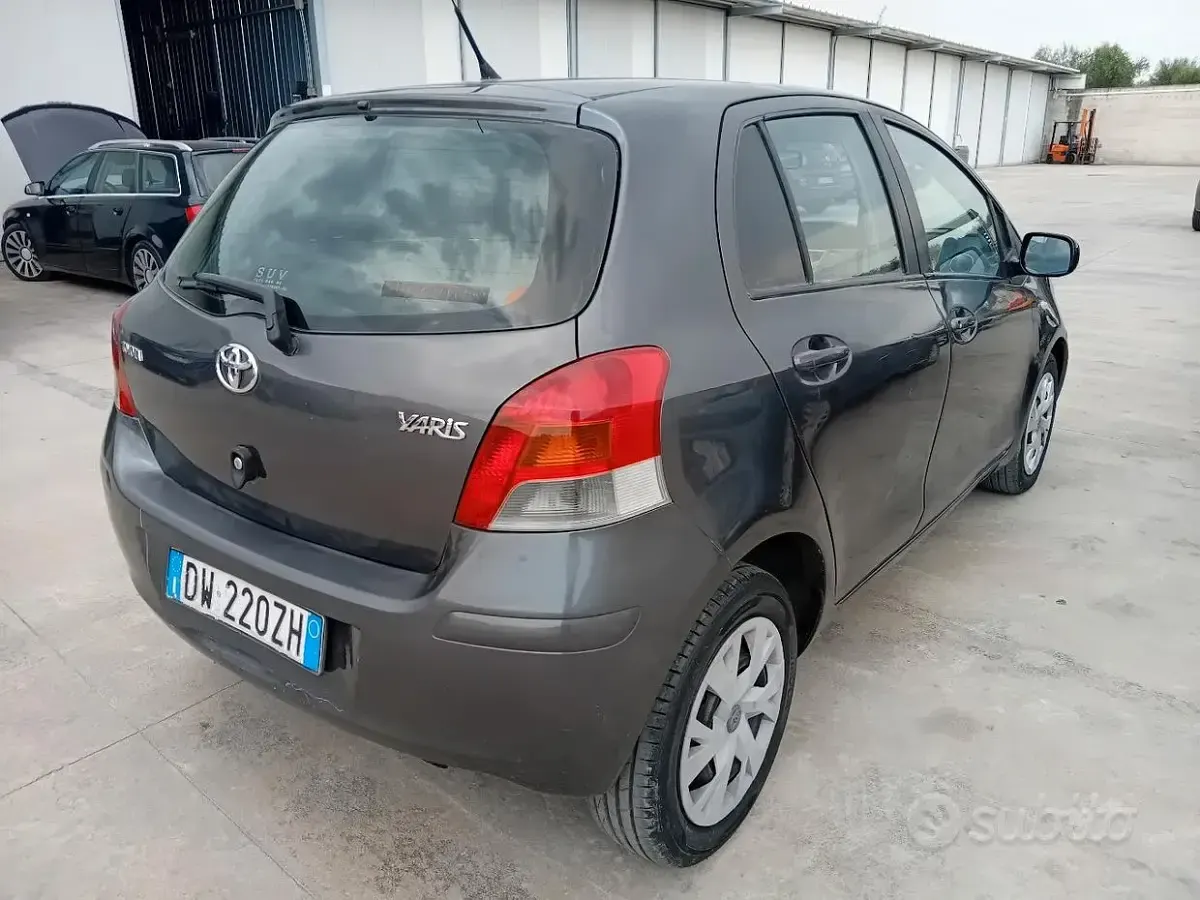 Usata Toyota Yaris 90 CV (66 kW) 2010 Grigio Utilitaria