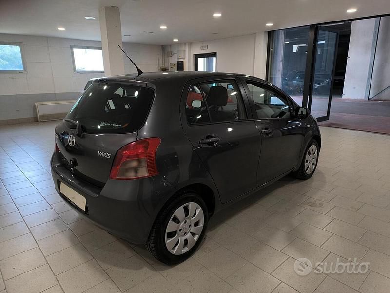 Usata Toyota Yaris Sol 90 CV (66 kW) 2009 Grigio Utilitaria