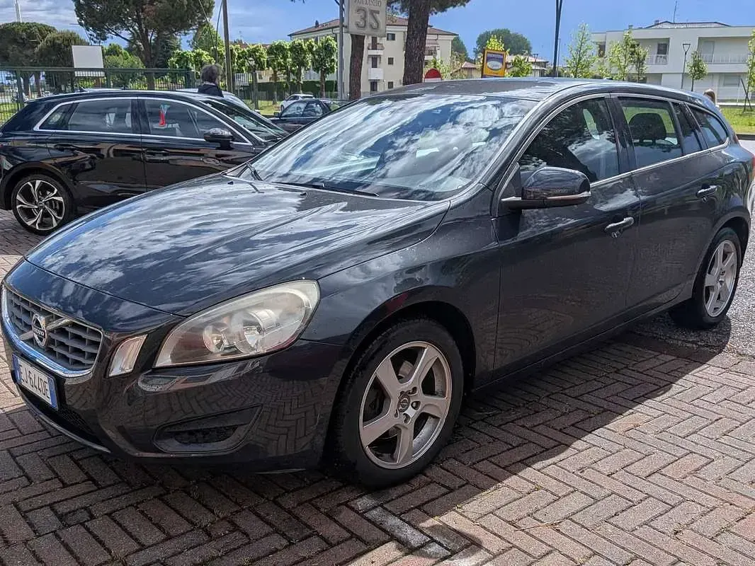 Usata Volvo V60 Kinetic 163 CV (119 kW) 2011 Grigio Station wagon