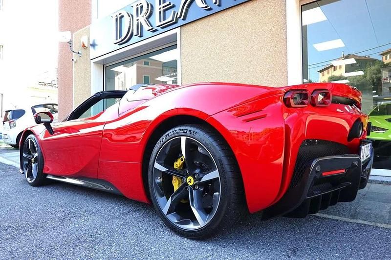 Usata Ferrari SF90 779 CV (572 kW) 2024 Rosso Cabrio