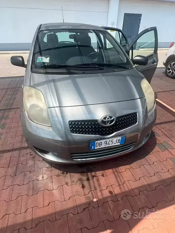 Usata Toyota Yaris 69 CV (50 kW) 2006 Grigio Berlina