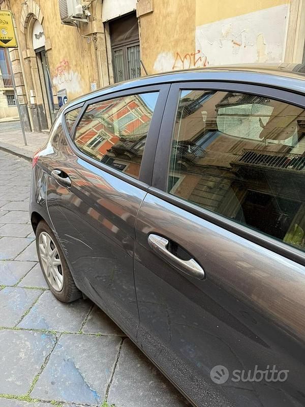 Usata Ford Fiesta 86 CV (63 kW) 2019 Grigio Utilitaria