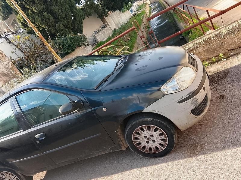 Nero Usata 2006 Fiat Punto Tre volumi | 500 € - Immagine 1/3