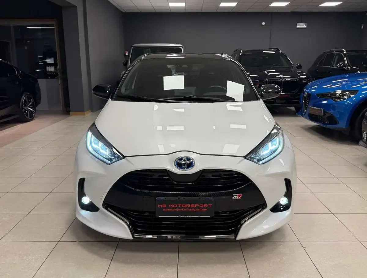Usata Toyota Yaris Hybrid Sport 92 CV (67 kW) 2022 Bianco Berlina