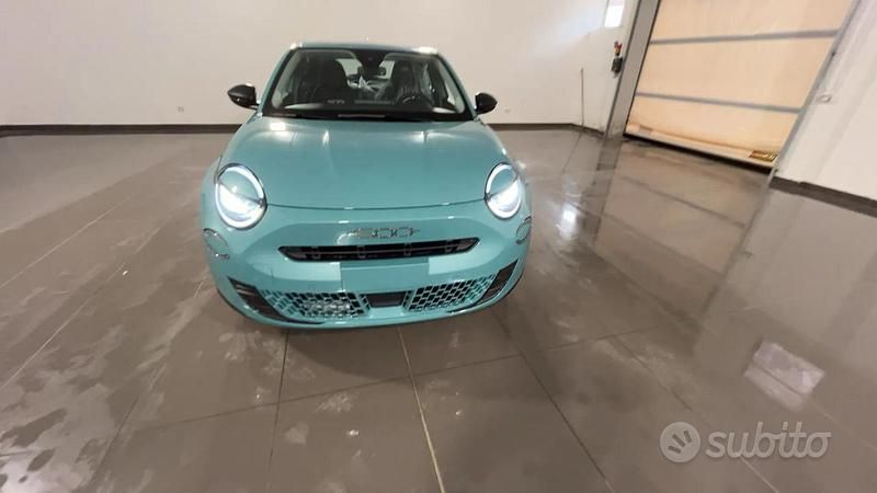 Blu Usata 2024 Fiat 600 SUV | 21.490 € (Buon prezzo) - Immagine 1/4