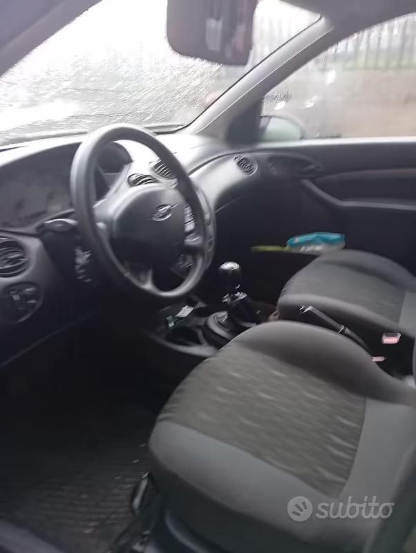 Usata Ford Focus 110 CV (80 kW) 2004 Grigio Berlina