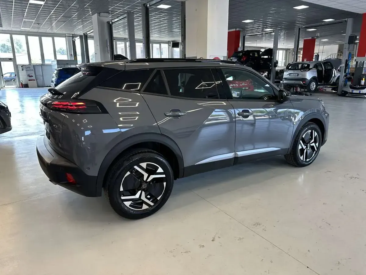 Usata Peugeot 2008 Allure+ 101 CV (74 kW) 2025 Grigio selenium SUV