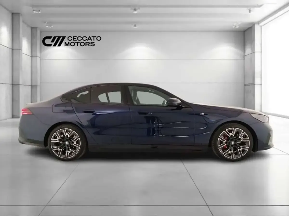 Usata BMW 550e M Sport 489 CV (359 kW) 2025 Blu Berlina