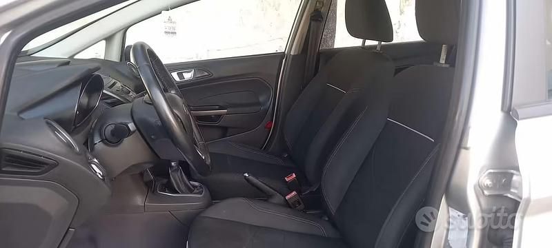 Usata Ford Fiesta 75 CV (55 kW) 2014 Grigio Utilitaria