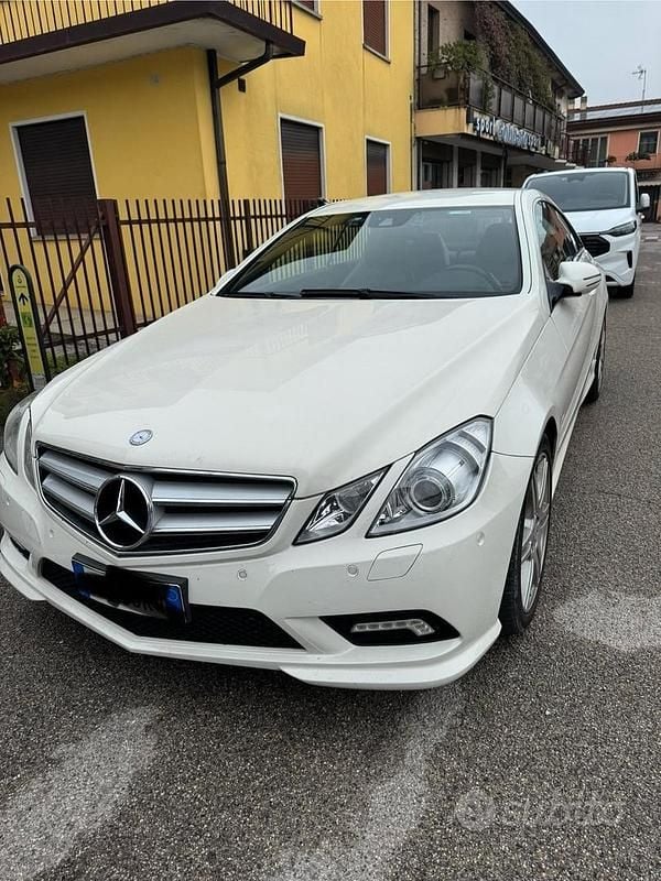Usata Mercedes E250 AMG 200 CV (147 kW) 2009 Bianco Coupé