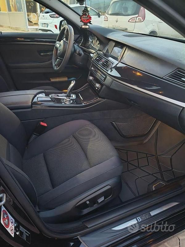 Begagnad BMW 520 Sport Line 190 HK (139 kW) 2016 Svart Sedan