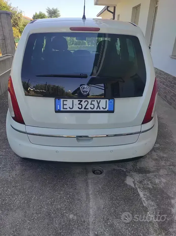 Usata Lancia Musa Gold 77 CV (56 kW) 2012 Bianco Monovolume