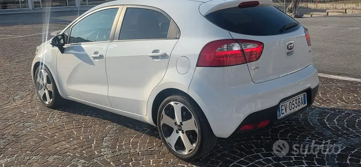 Usata Kia Rio 90 CV (66 kW) 2014 Bianco Coupé