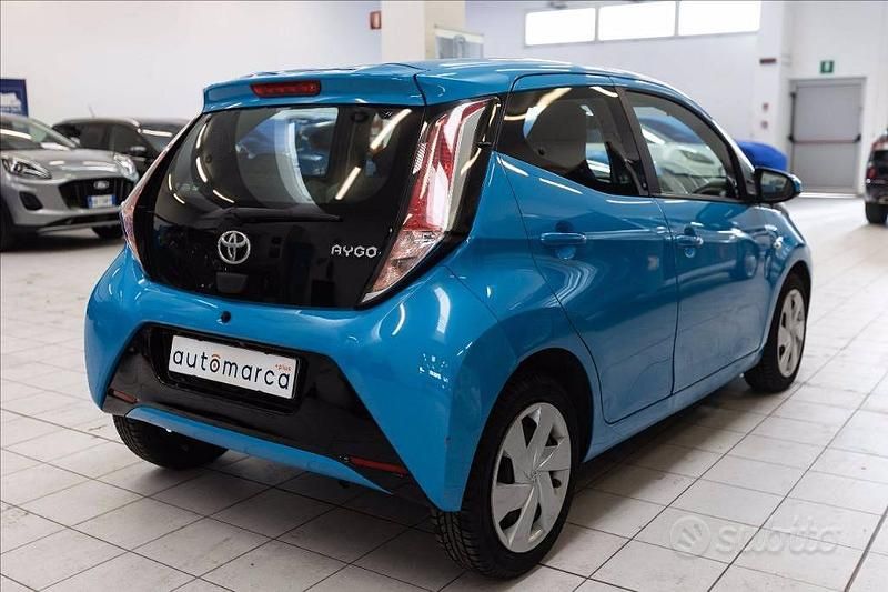 Usata Toyota Aygo Cool 69 CV (50 kW) 2017 Blu Utilitaria