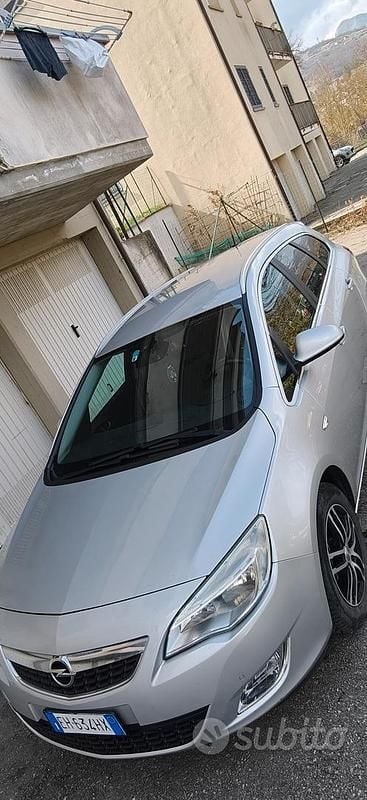 Usata Opel Astra 140 CV (102 kW) 2011 Grigio Station wagon