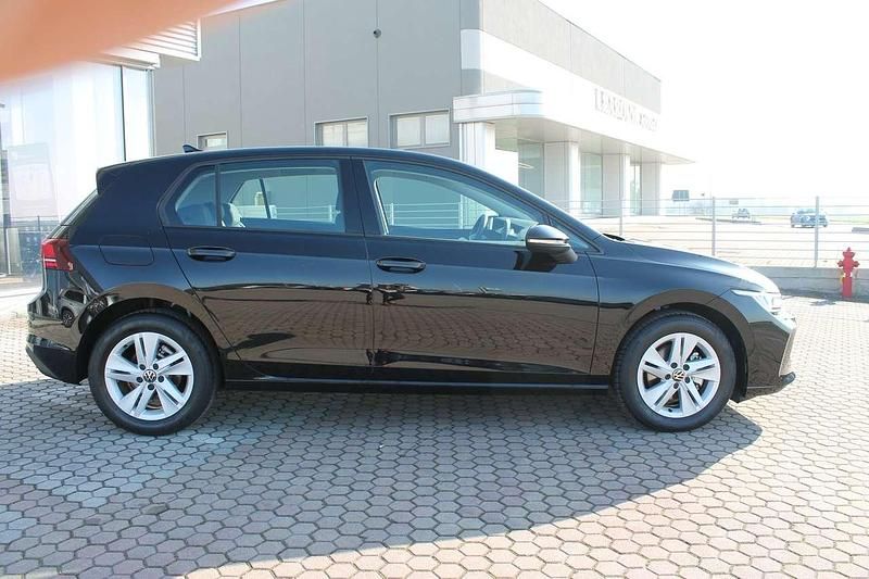 Usata VW Golf VIII Life 116 CV (85 kW) 2025 Nero perl Berlina
