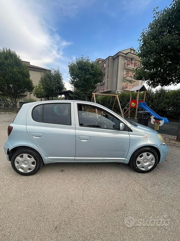 Usata Toyota Yaris Sol 75 CV (55 kW) 2004 Blu/azzurro Utilitaria