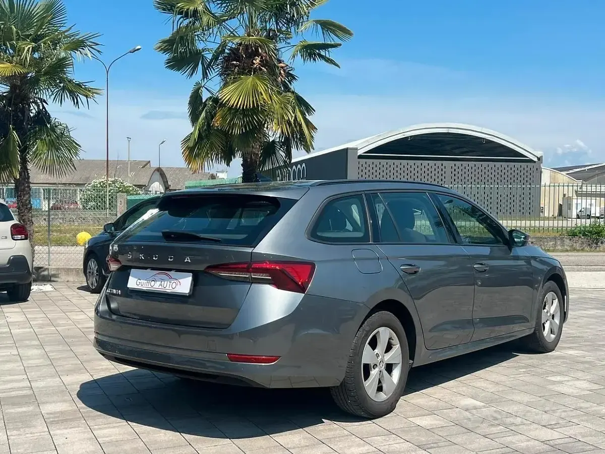Usata Skoda Octavia Executive 116 CV (85 kW) 2022 Grigio Station wagon