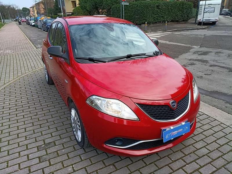 Usata Lancia Ypsilon Gold 69 CV (50 kW) 2017 Rosso Utilitaria