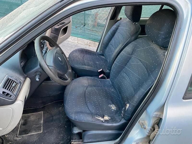 Usata Renault Clio II Expression 65 CV (47 kW) 2001 Grigio Utilitaria