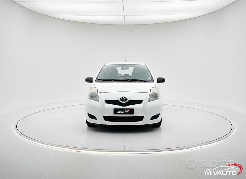Usata Toyota Yaris Sol 69 CV (50 kW) 2011 Bianco Utilitaria