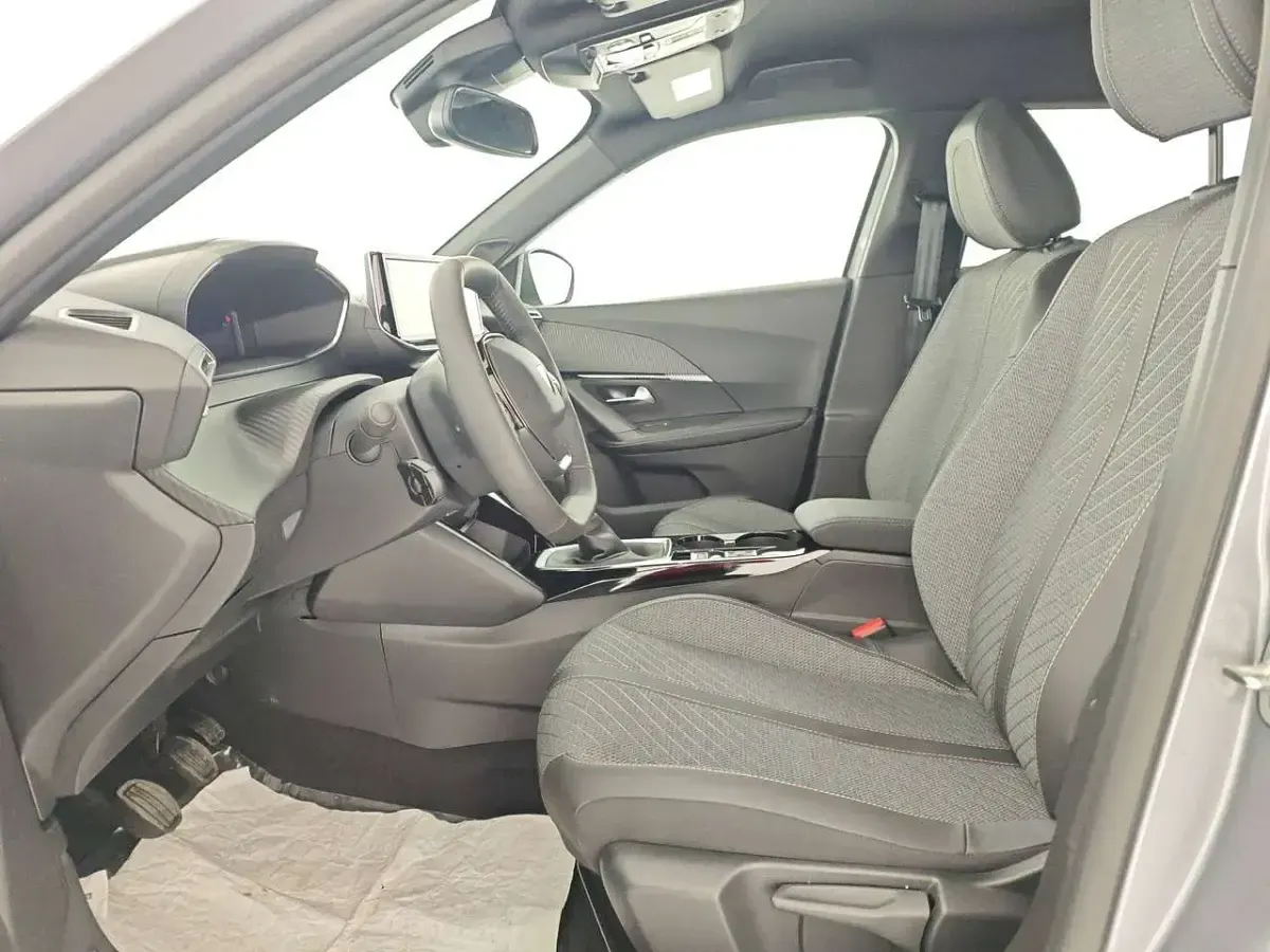 Usata Peugeot 2008 Allure 101 CV (74 kW) 2024 Vari colori SUV