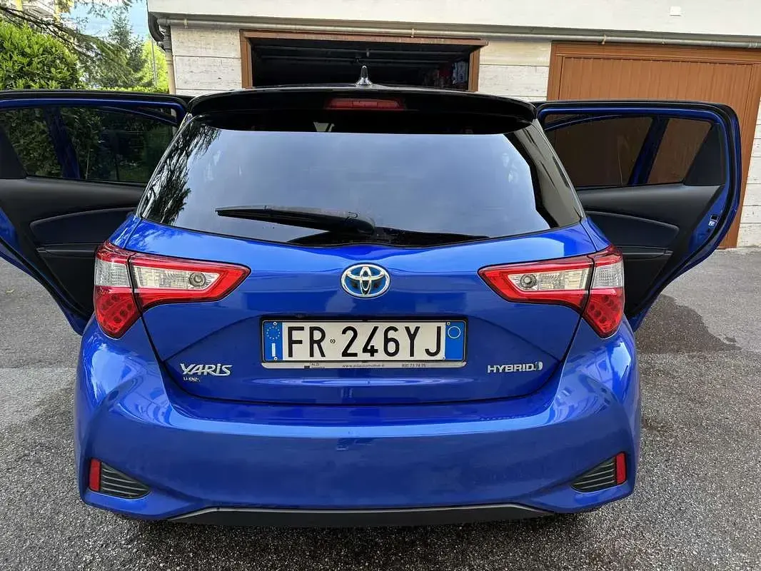 Usata Toyota Yaris Hybrid Edition 73 CV (53 kW) 2018 Blu/azzurro Berlina