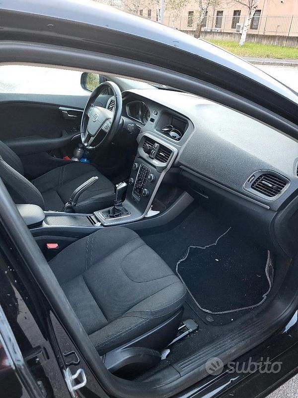 Usata Volvo V40 Kinetic 115 CV (84 kW) 2015 Nero Station wagon