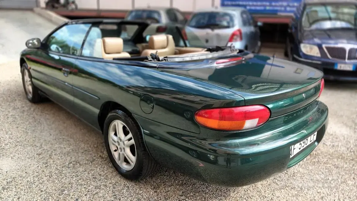 Usata Chrysler Stratus 133 CV (97 kW) 1996 Verde Cabrio