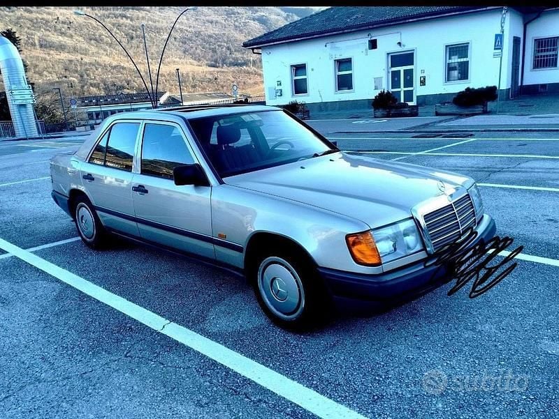 Usata Mercedes E250 1988 Grigio Berlina