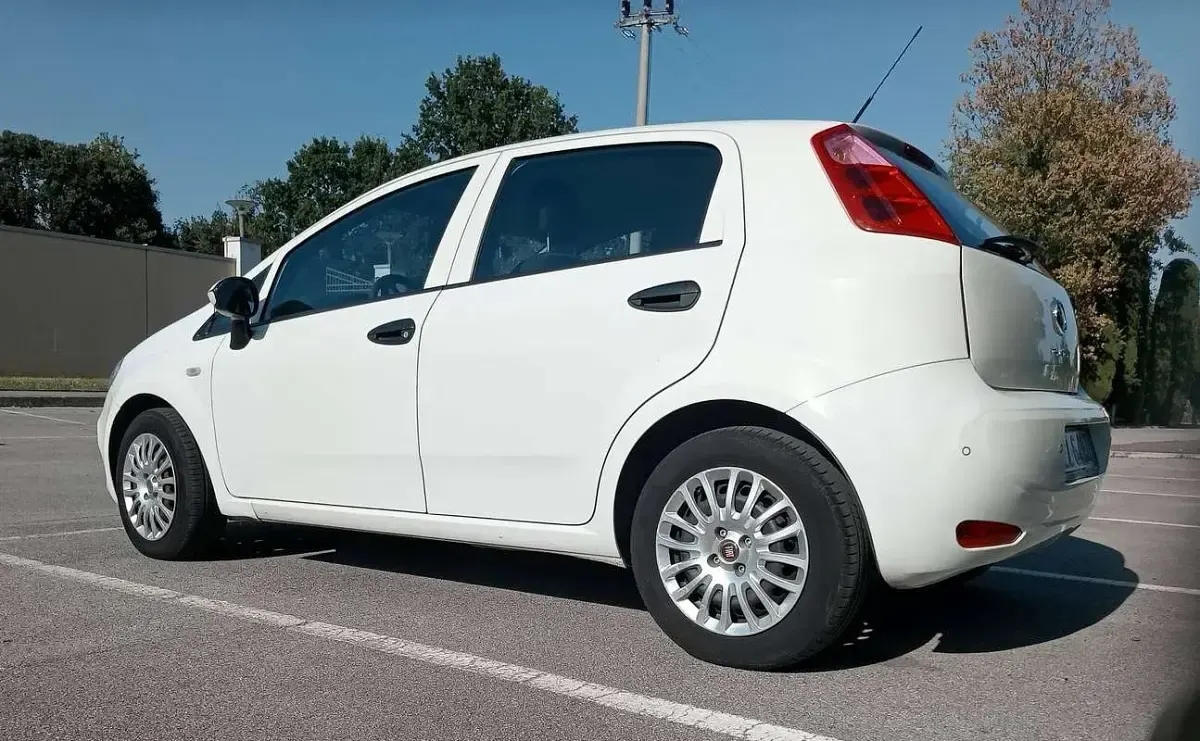 Usata Fiat Grande Punto Street 69 CV (50 kW) 2015 Bianco Utilitaria