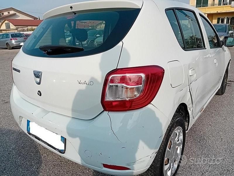 Usata Dacia Sandero Lauréate 75 CV (55 kW) 2013 Bianco Berlina
