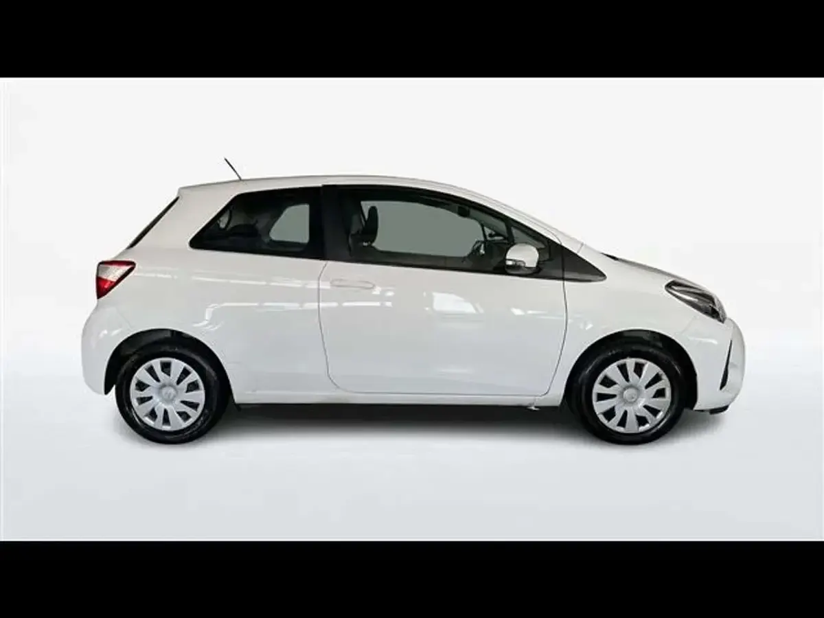 Usata Toyota Yaris Cool 72 CV (52 kW) 2019 Bianco Utilitaria