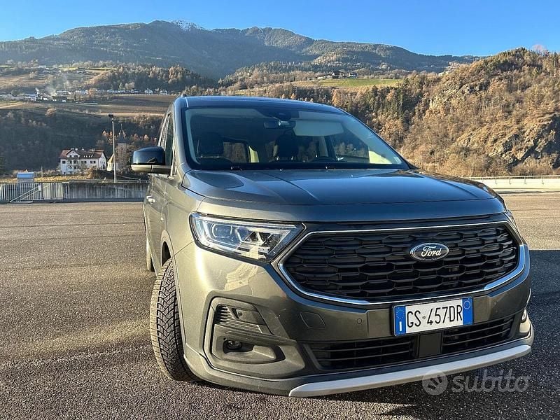 Usata Ford Tourneo Active 122 CV (89 kW) 2024 Grigio Monovolume