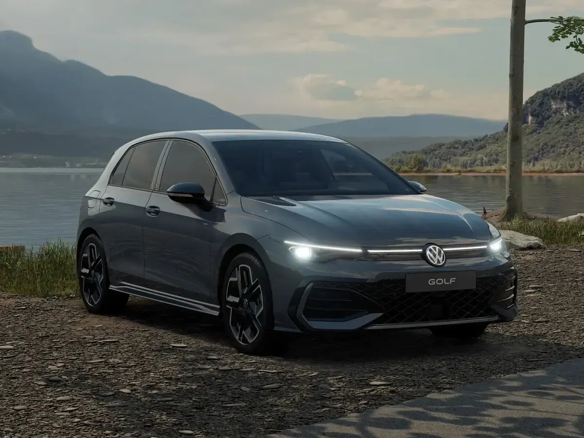 Nuova VW Golf VIII R-line Plus 150 CV (110 kW) 2026 Dolphin grey metallizzato Berlina