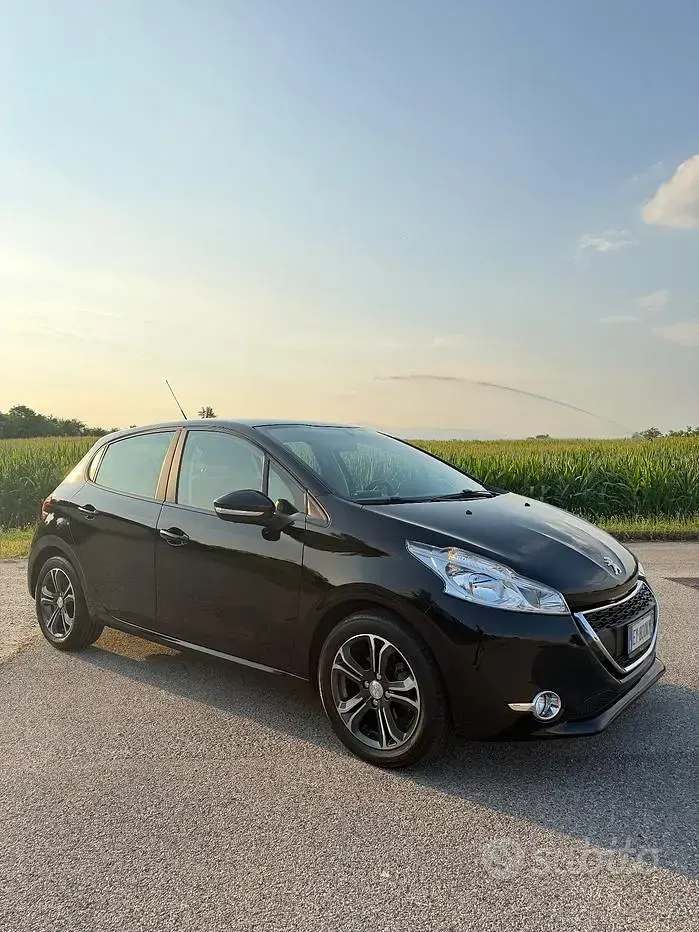 Usata Peugeot 208 Allure 82 CV (60 kW) 2015 Nero Utilitaria