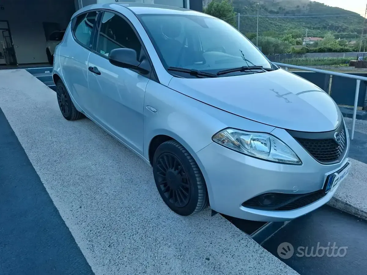 Usata Lancia Ypsilon 69 CV (50 kW) 2018 Grigio Utilitaria