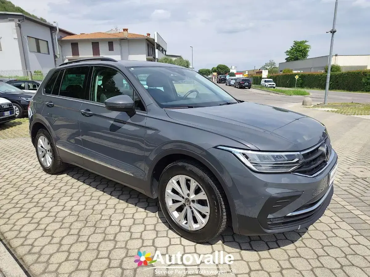 Usata VW Tiguan Life 150 CV (110 kW) 2021 Grigio scuro SUV
