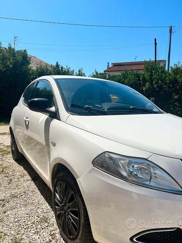 Usata Lancia Ypsilon 69 CV (50 kW) 2016 Bianco Utilitaria