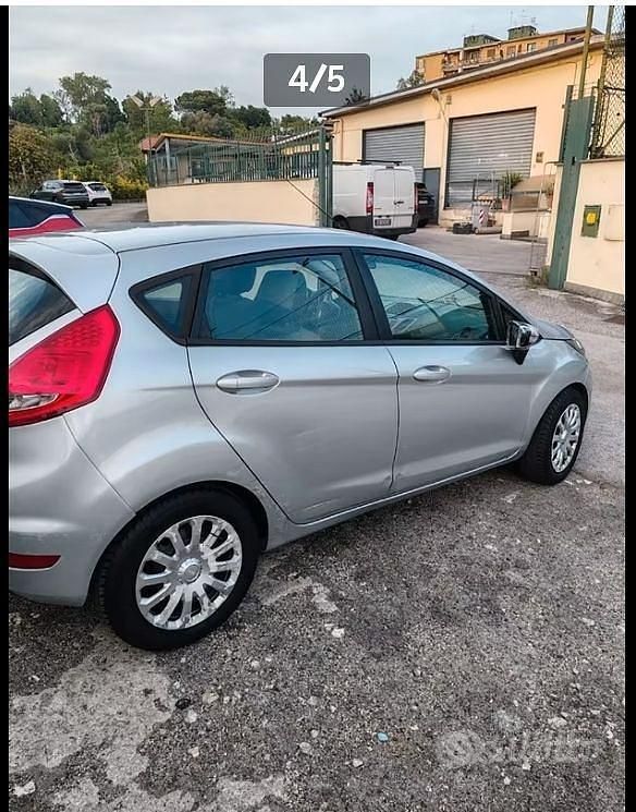 Usata Ford Fiesta 96 CV (70 kW) 2011 Grigio Berlina