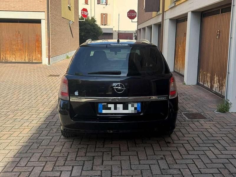 Usata Opel Astra Enjoy 110 CV (80 kW) 2009 Nero Station wagon